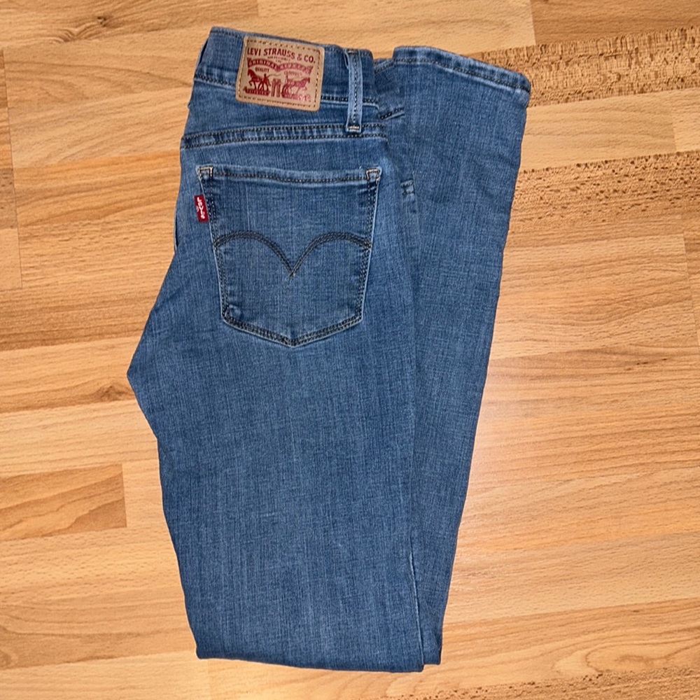 Levi’s - 710 Super Skinny Ripped on knees